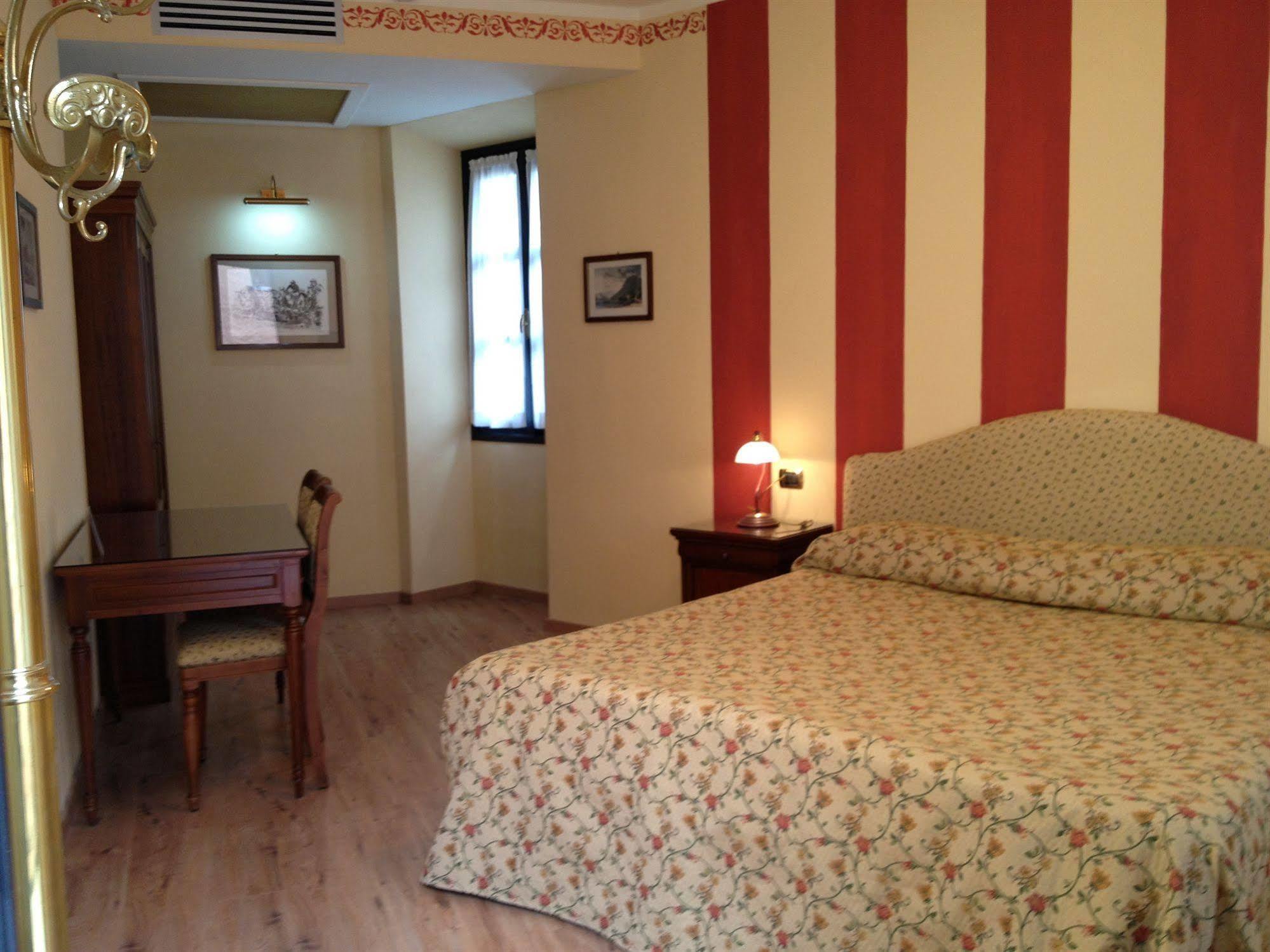 Hotel Du Lac מנאג'יו מראה חיצוני תמונה