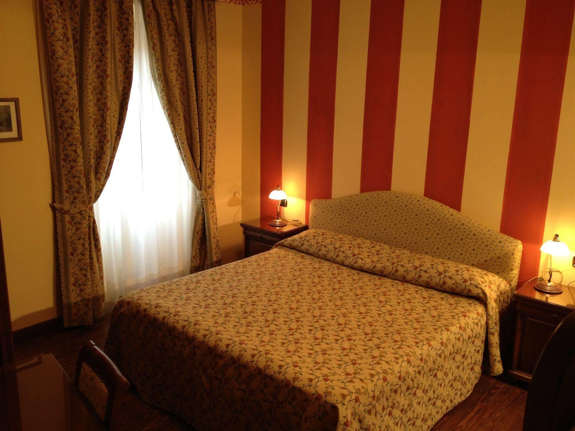 Hotel Du Lac מנאג'יו מראה חיצוני תמונה